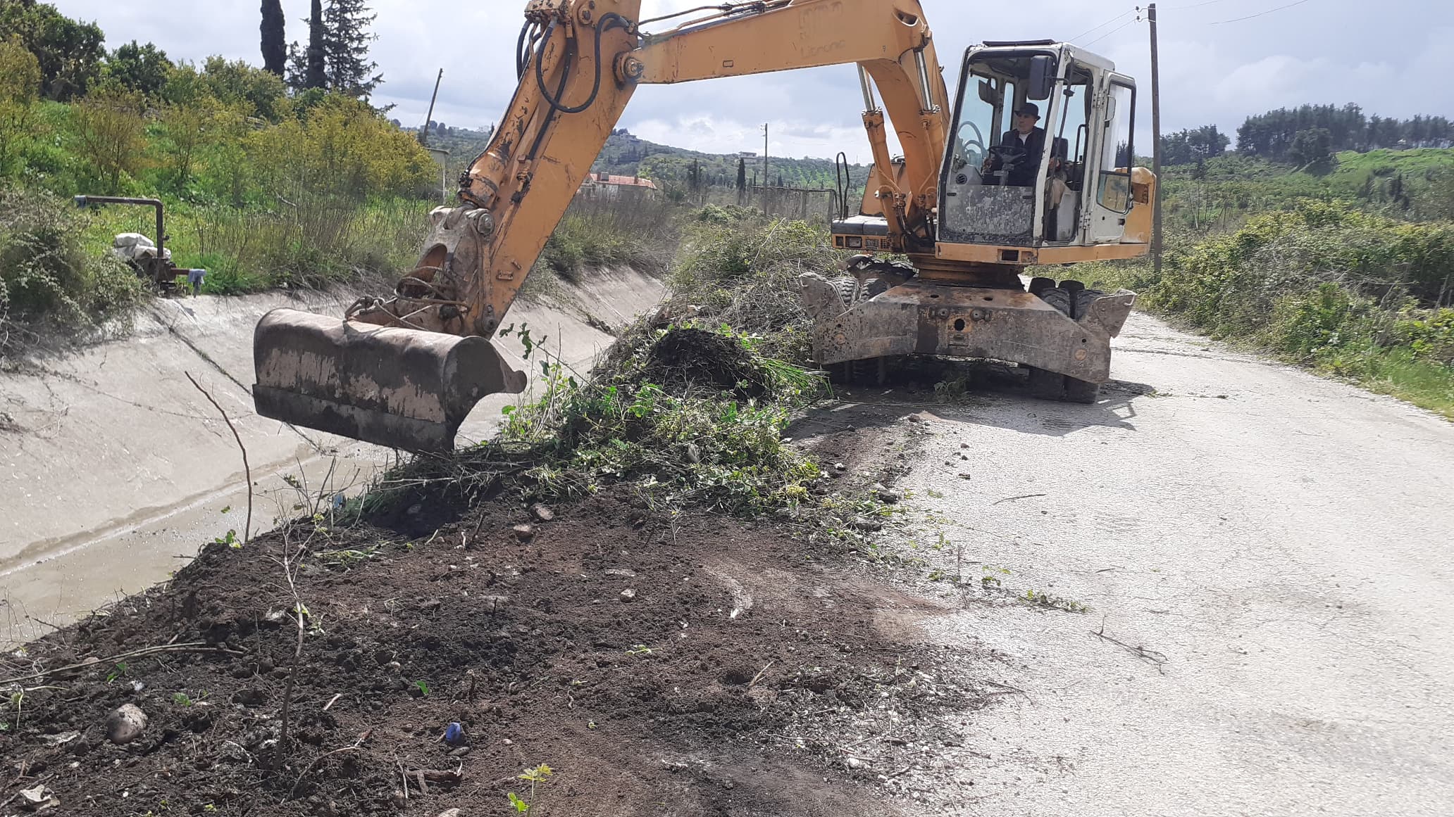 The Latakia Water Resources Directorate is enhancing the efficiency of irrigation networks in the Latakia countryside through ongoing maintenance and cleaning work.