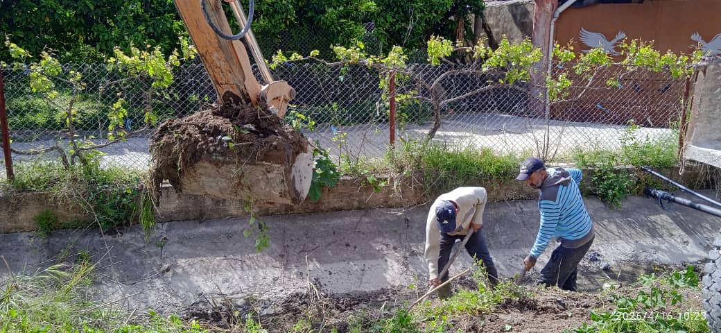 Continued work on cleaning the main canal 1_1C in Ain al-Laban, Latakia Governorate
