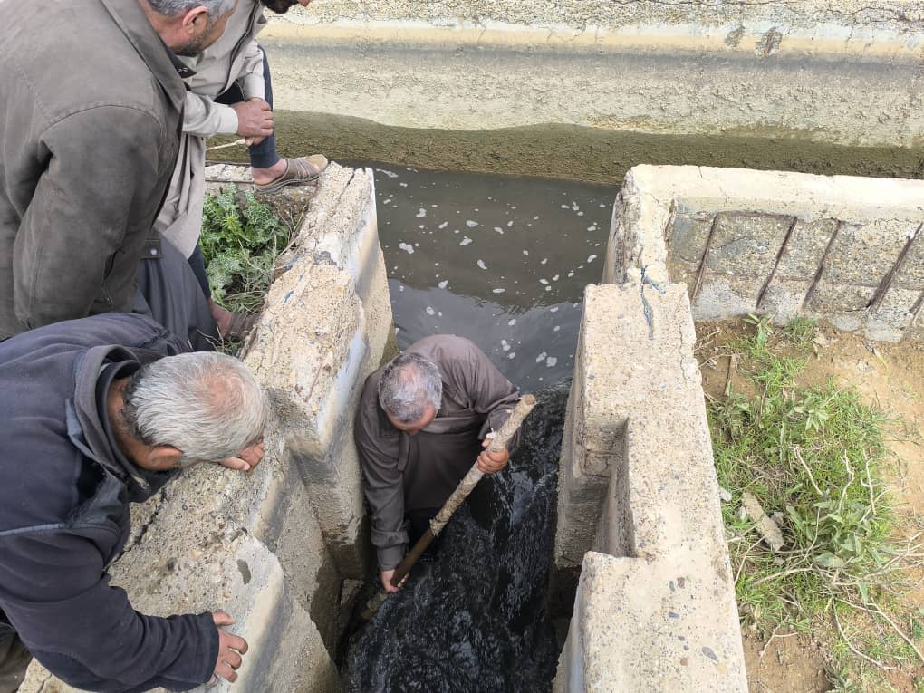 The maintenance workshop in the Deir ez-Zor Water Resources Directorate carried out cleaning work on the canal in the ninth and tenth branches within the third sector project.