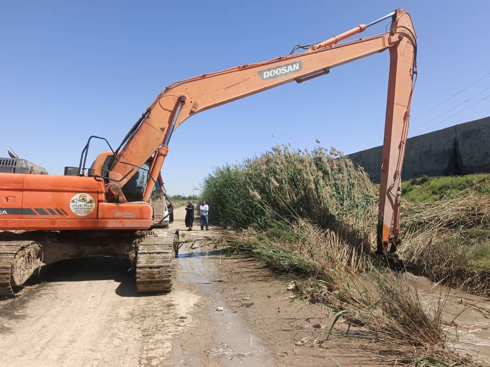 The Al-Bawakir workshop in the Water Resources Directorate in Deir ez-Zor is dredging drains in the Khabour project.