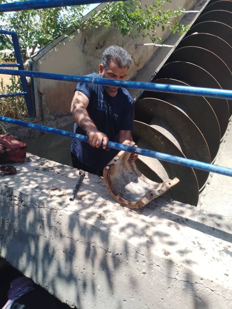 Maintenance workshops at the pumping stations department of the Deir ez-Zor Water Resources Directorate continue their efforts to carry out maintenance and rehabilitation work to ensure the pumping stations operate efficiently.