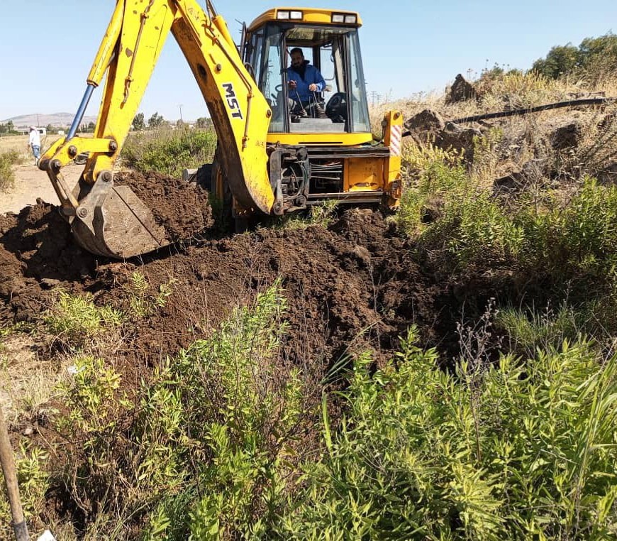Fixing faults on water transmission lines in the countryside of Quneitra to keep irrigation running