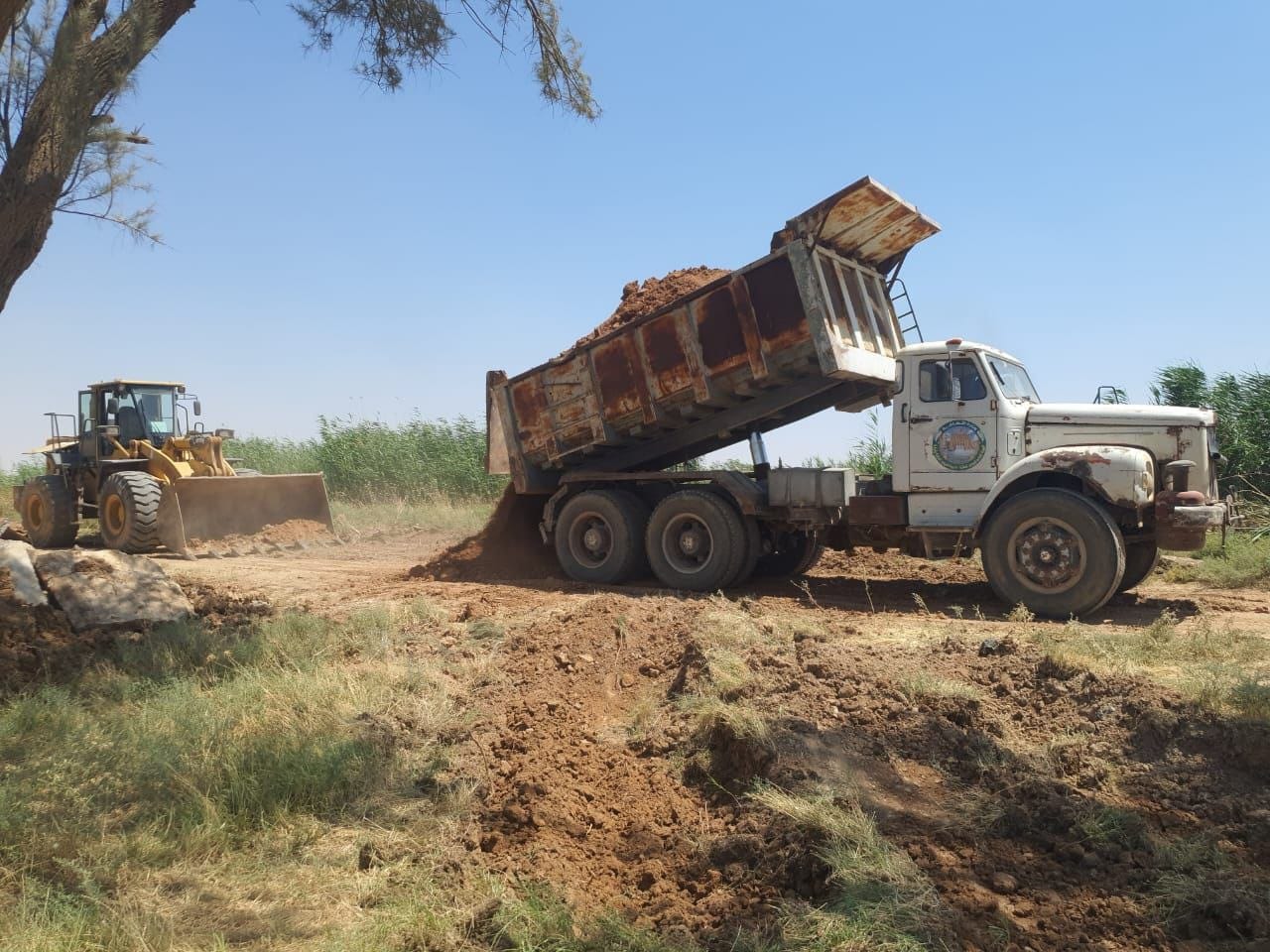 The Raqqa Water Resources Directorate continues to carry out maintenance and rehabilitation work on irrigation networks.
