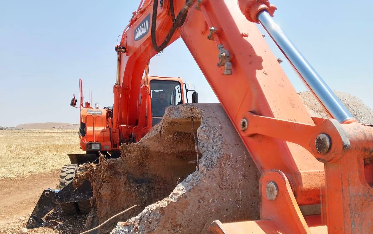 Removing obstacles from the Queiq river to improve water flow in the Aleppo countryside