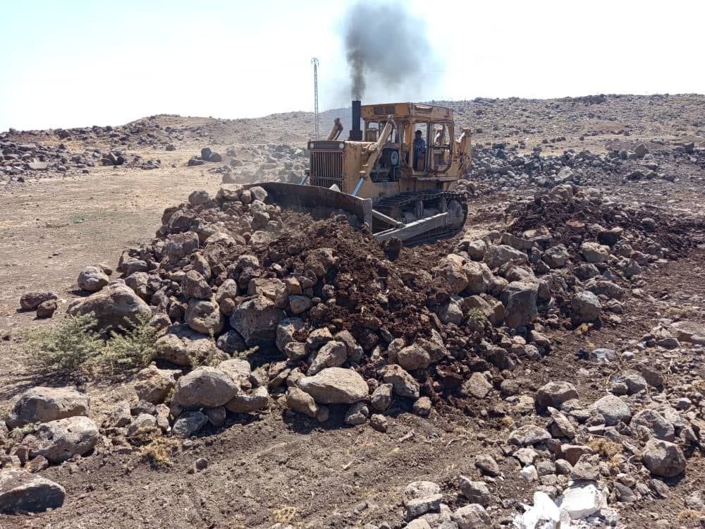 Marking the course of Wadi Sanin around the city of Nawa and removing encroachments in the stream and its surroundings.