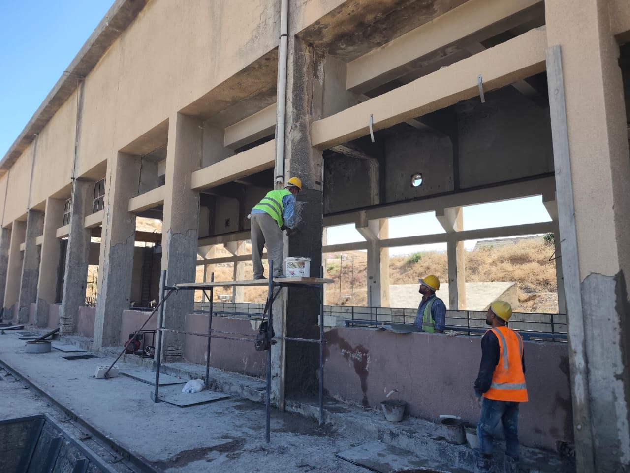 Accelerating work.. Hama Water Resources Directorate continues civil maintenance of the Afamia main pumping station project