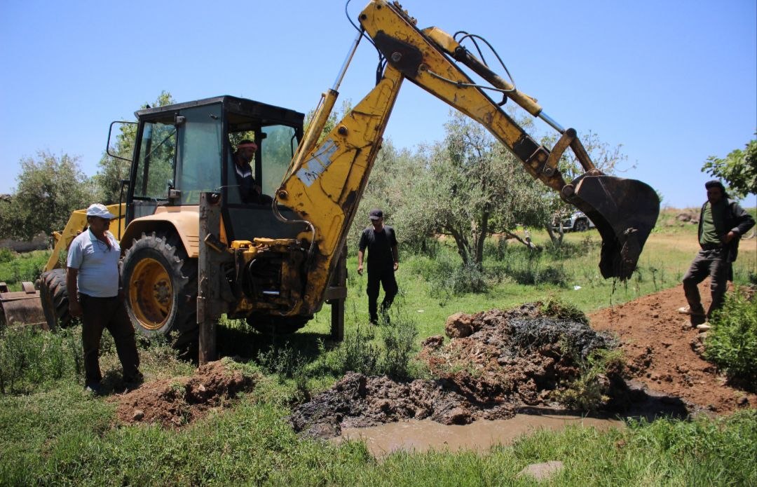 Daraa Water Directorate continues removing encroachments on the Harir–Al-Ashari main water line to secure irrigation for Muzayrib.