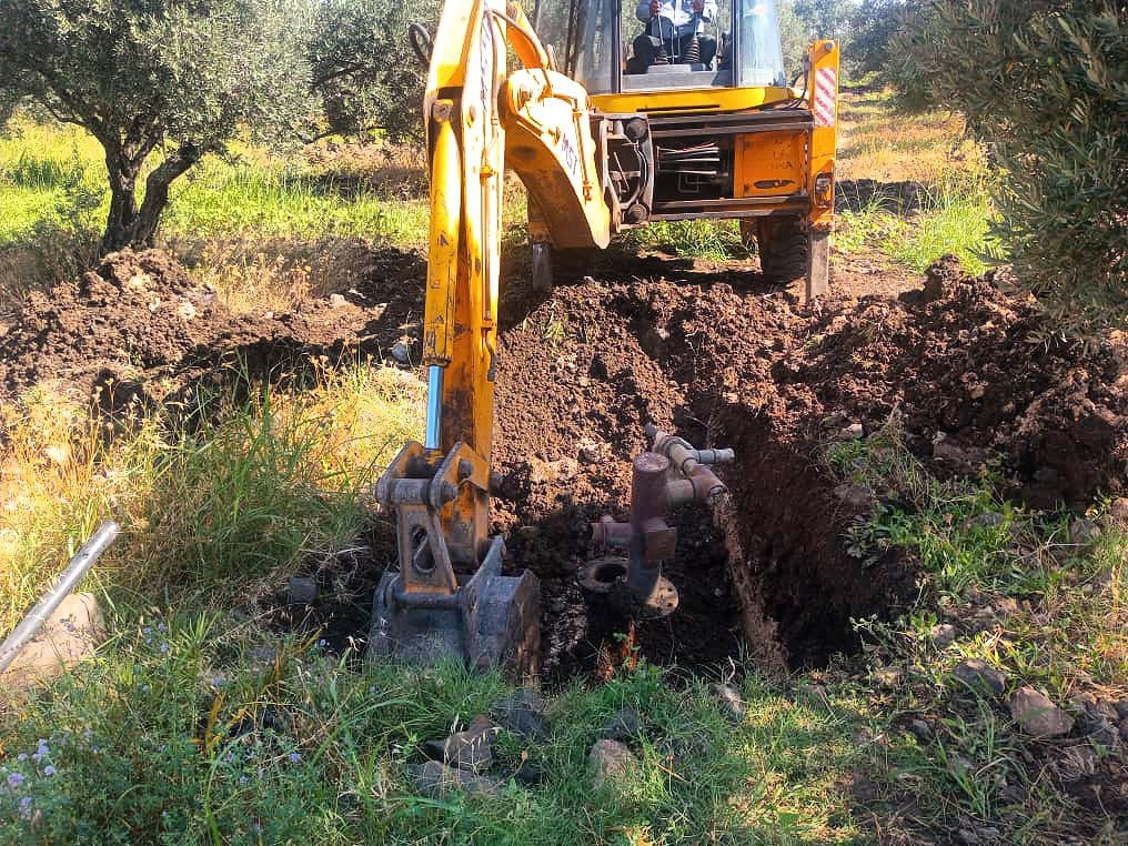 Maintenance and repair workshops were carried out at the Ri Sid Kodna group under the Directorate of Water Resources in Quneitra Governorate to remove a blockage on line (B)