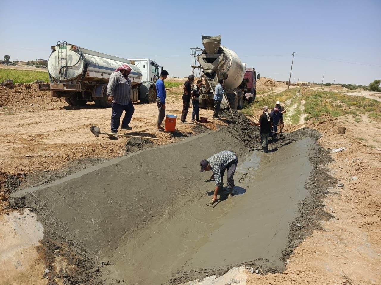 The staff of the Water Resources Directorate in Raqqa continue maintenance and rehabilitation work on the irrigation and drainage networks.