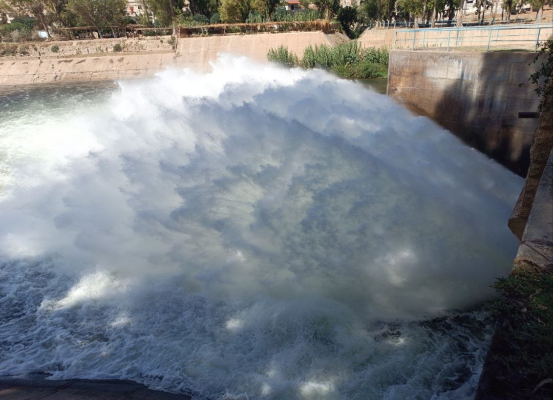 Coinciding with the opening of the Hama Spring Festival.. The Water Resources Directorate opens the Rastan Dam's water to irrigate agricultural lands and boost tourism