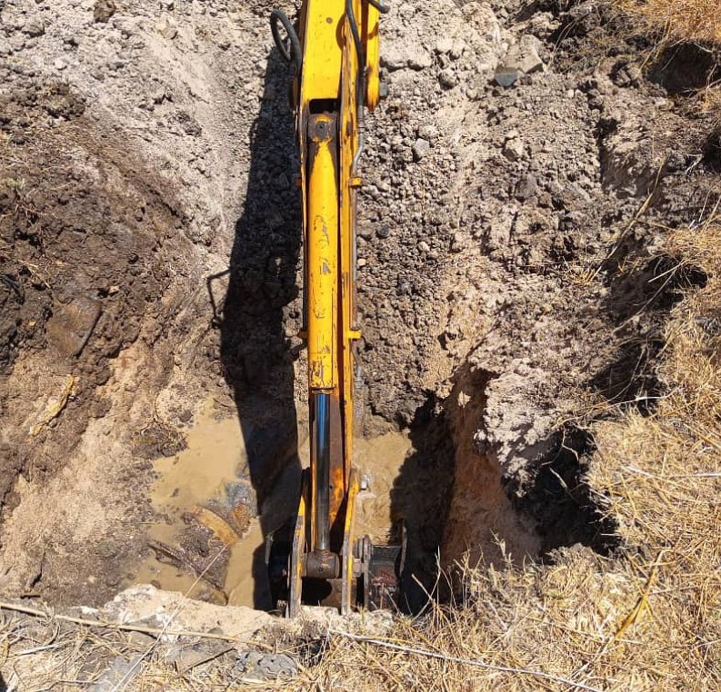 Removing a blockage from the Ghadeer Al-Bustan network to improve irrigation water stability for farmland