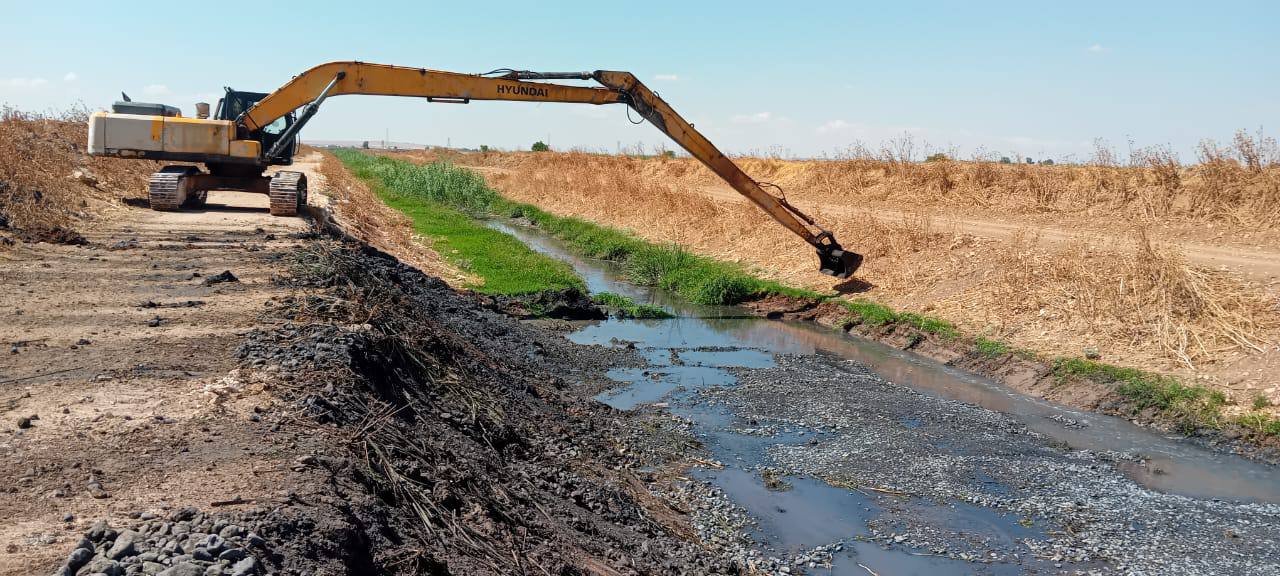 The Water Resources Directorate in Aleppo has started dredging and cleaning the open drain (14D) in the southern plains of Aleppo.