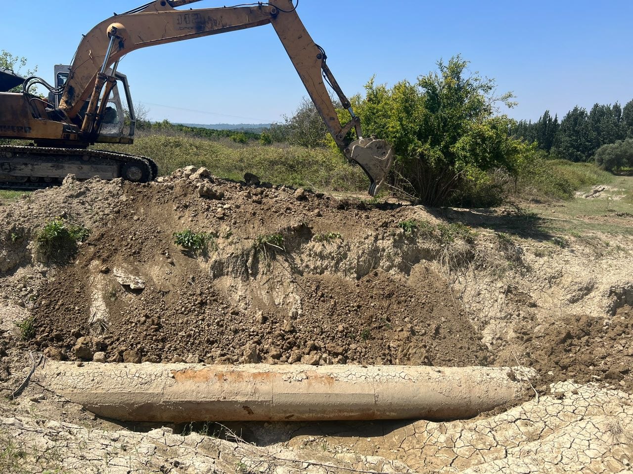 The Water Resources Directorate in Latakia is following up on drainage and maintenance work on irrigation networks.