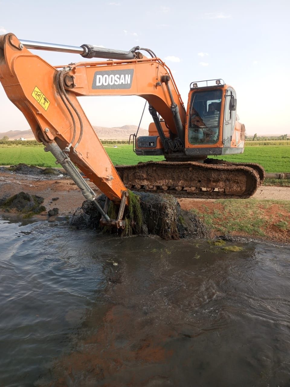 Ongoing maintenance and dredging work to boost the efficiency of irrigation and drainage networks in Raqqa